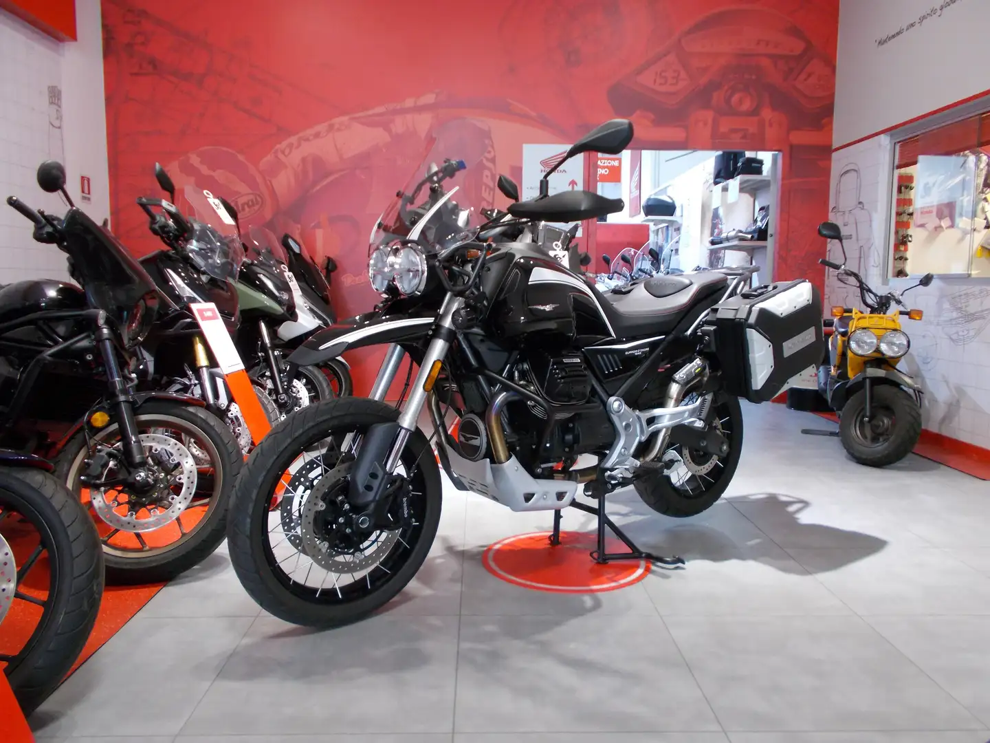 Moto Guzzi V 85 TT - Guardia d'Onore Negro - 1