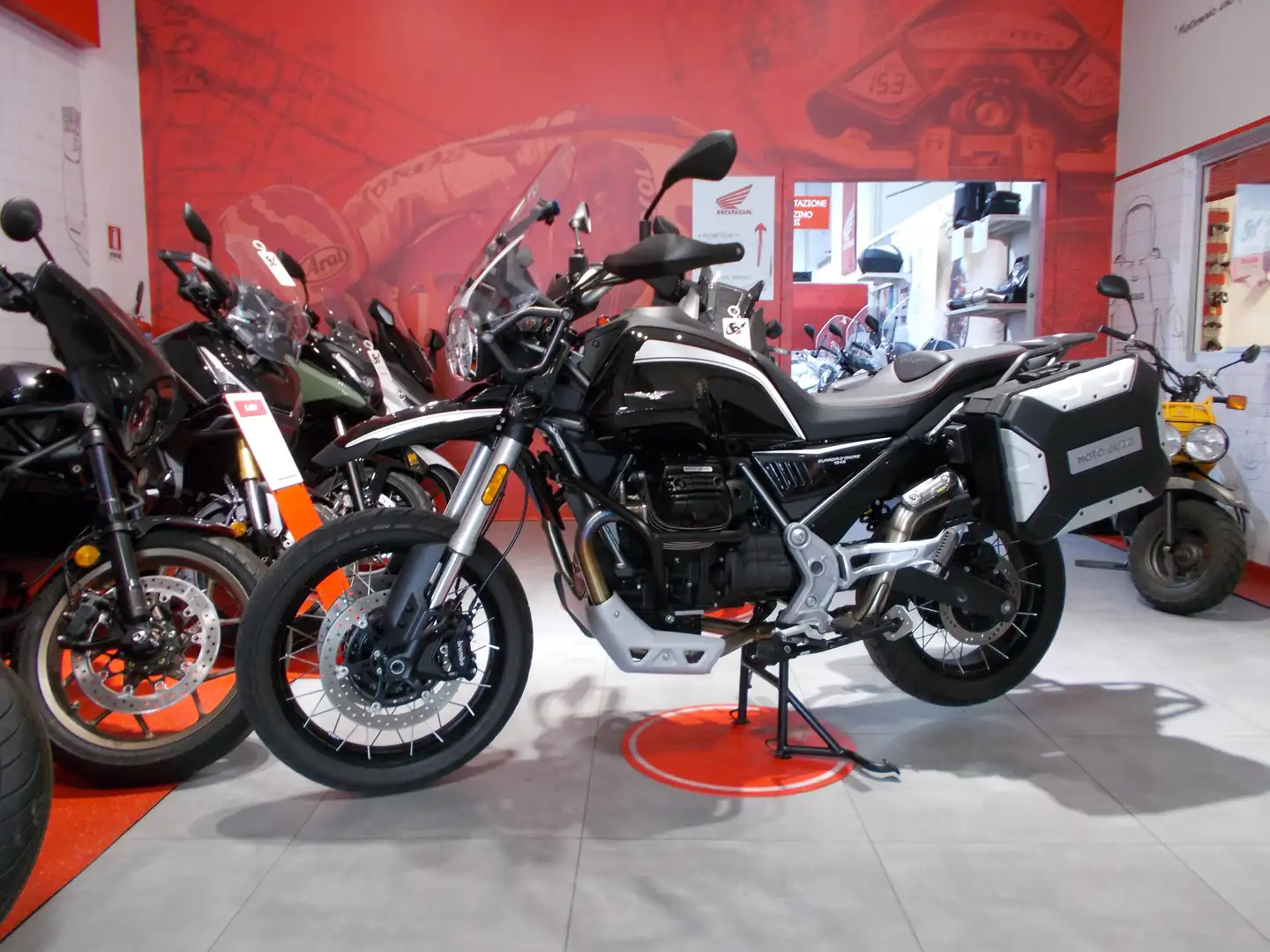 Moto Guzzi V 85 TT - Guardia d'Onore Noir - 1