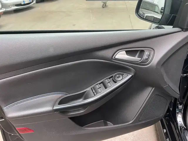 Ford Focus view 24
