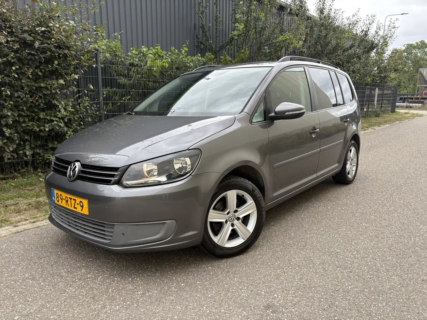 Volkswagen Touran 1.2 TSI Trendline BlueMotion / NAVI / AIRCO / CRUI Grijs - 1