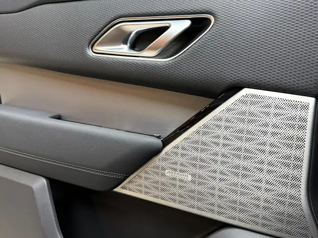 Land Rover Range Rover Velar view 11