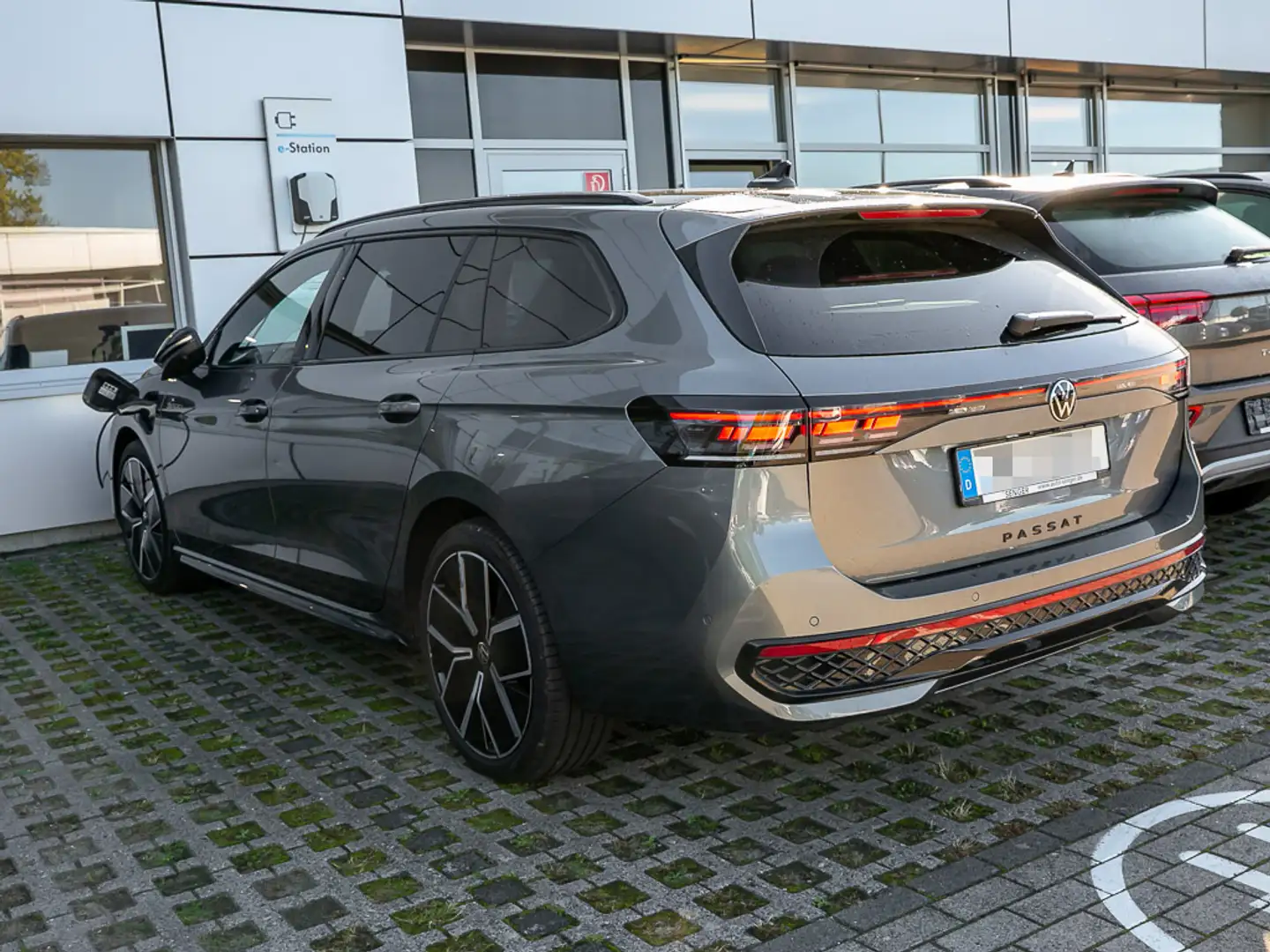 Volkswagen Passat Variant 1.5 TSi eHybrid R-Line Matrix-LED Grau - 2