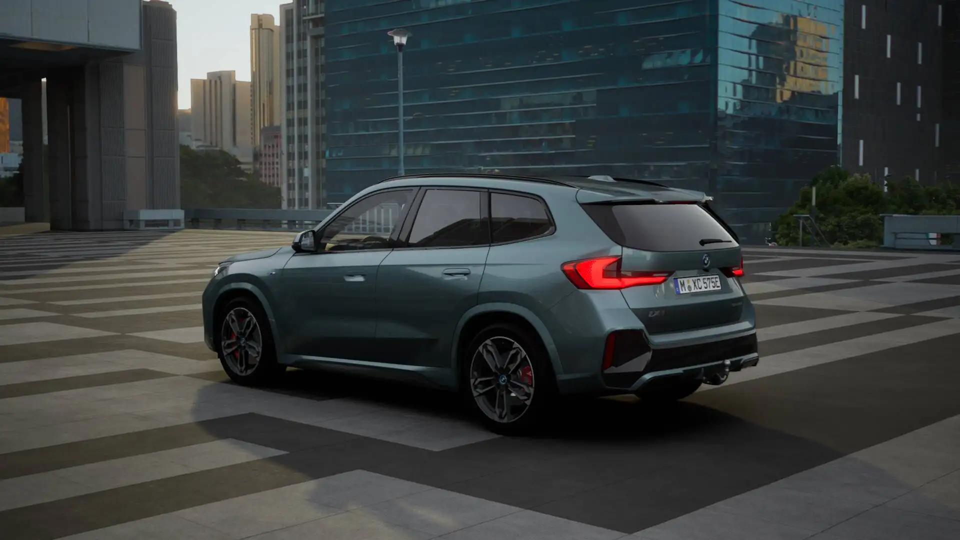 BMW iX1 eDrive20 High Executive M Sport / Panoramadak / Sp Groen - 2