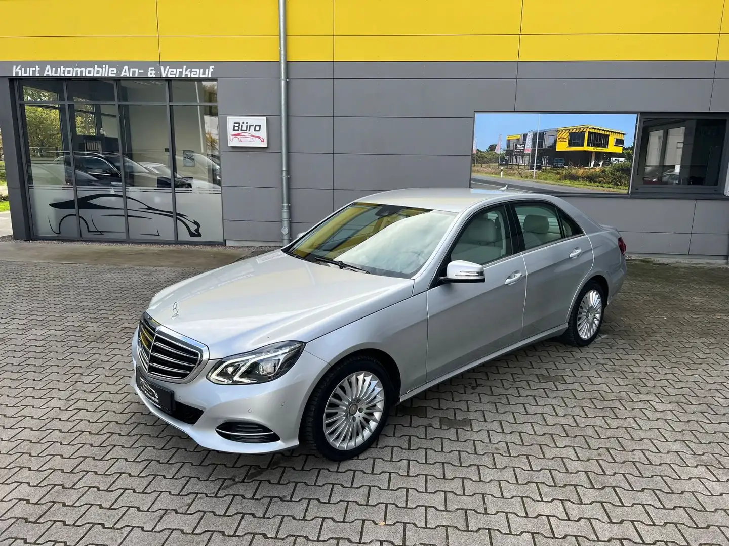 Mercedes-Benz E 220 CDI/ELEGANCE/NAVI/AUTOMATIK/LED/ALU* Silber - 1