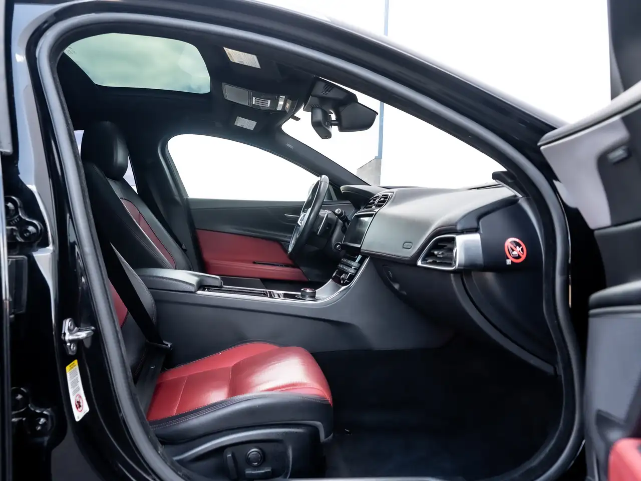 Jaguar XE снимка Jaguar XE