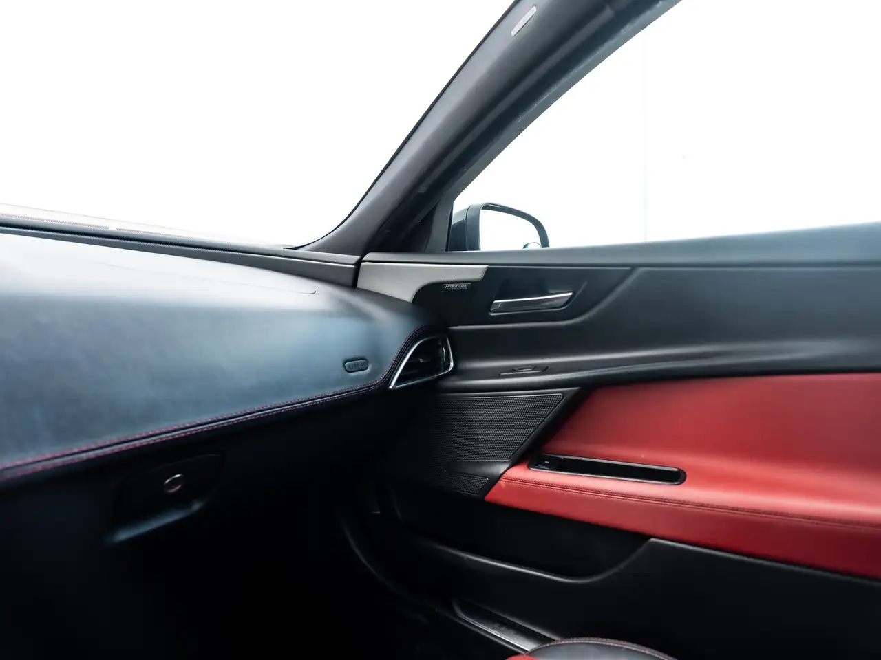 Jaguar XE снимка Jaguar XE