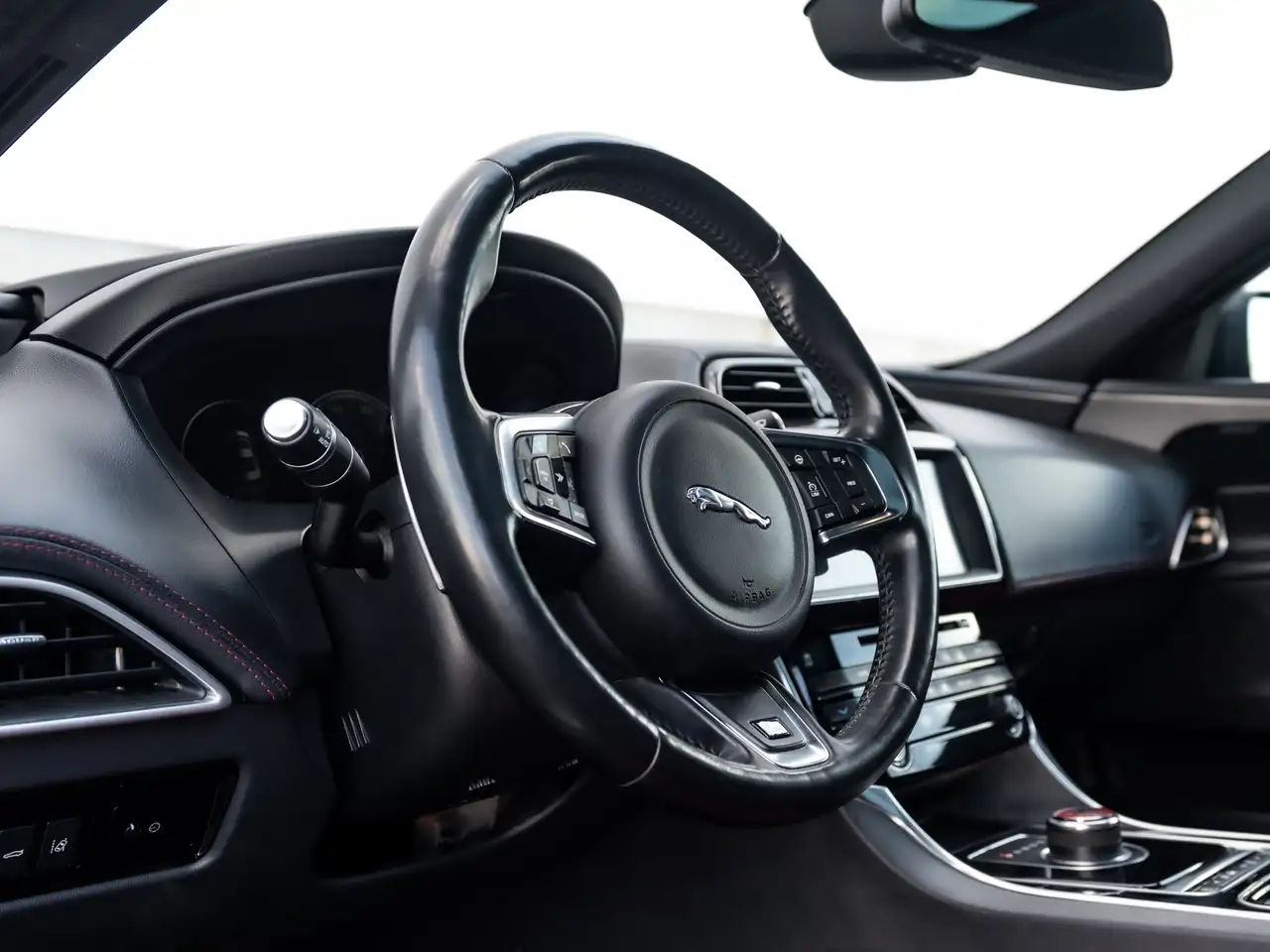 Jaguar XE снимка Jaguar XE