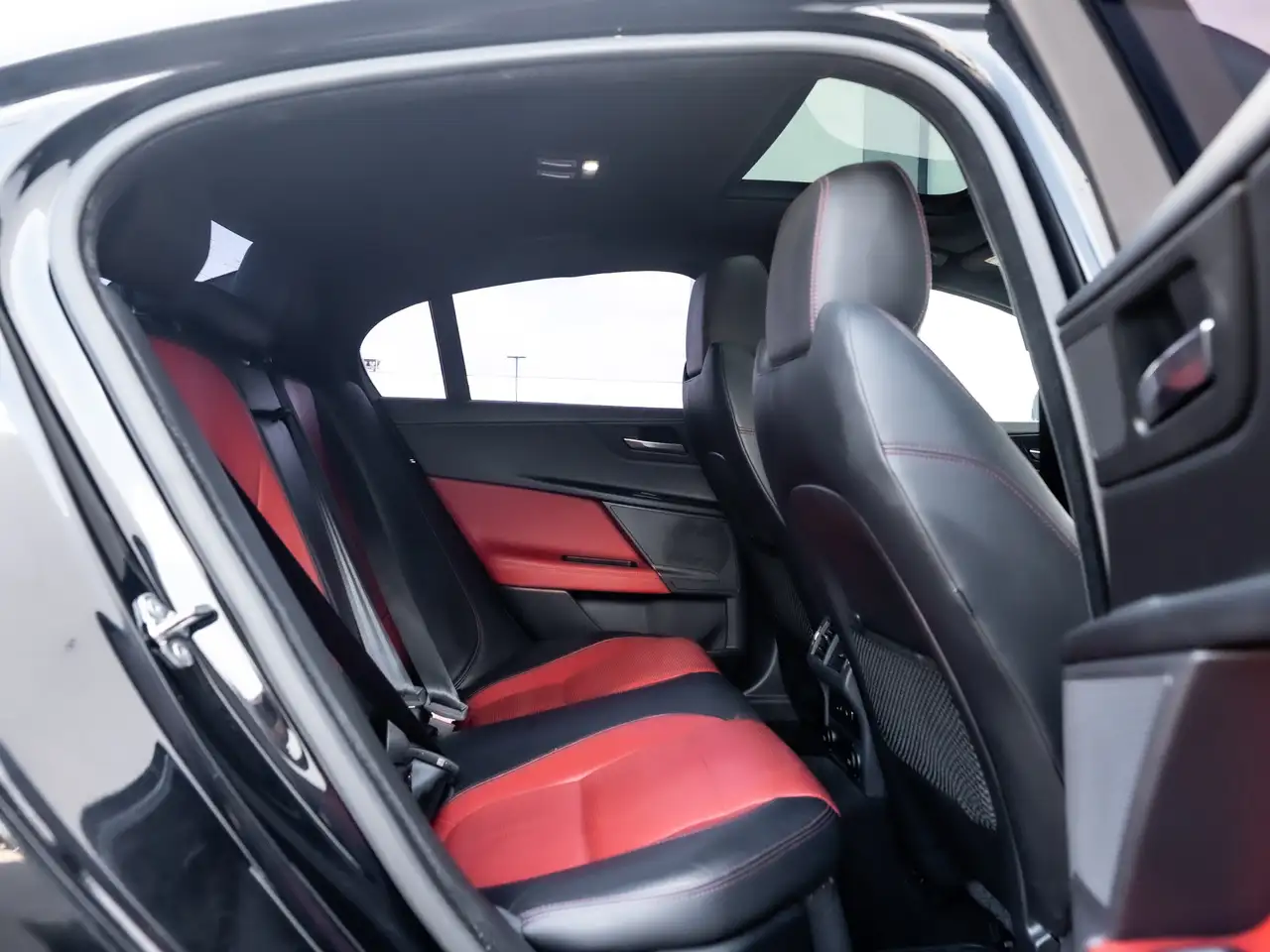 Jaguar XE снимка Jaguar XE