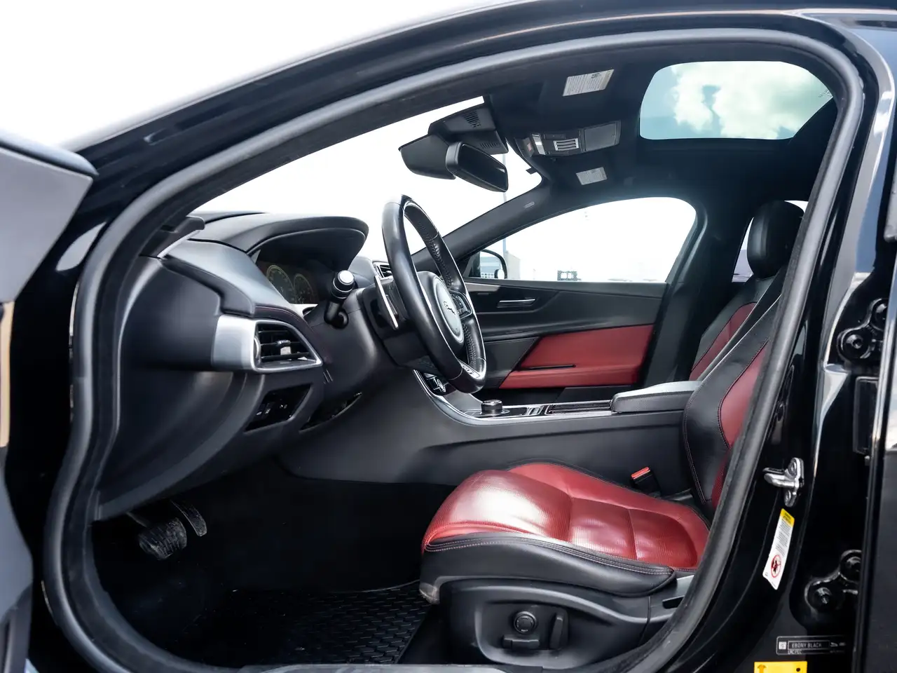 Jaguar XE снимка Jaguar XE