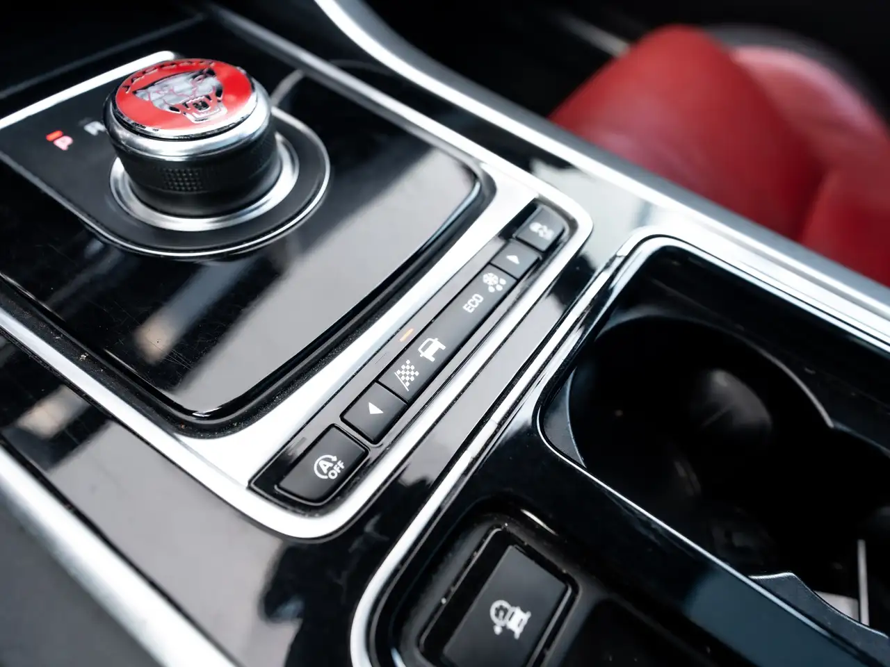 Jaguar XE снимка Jaguar XE