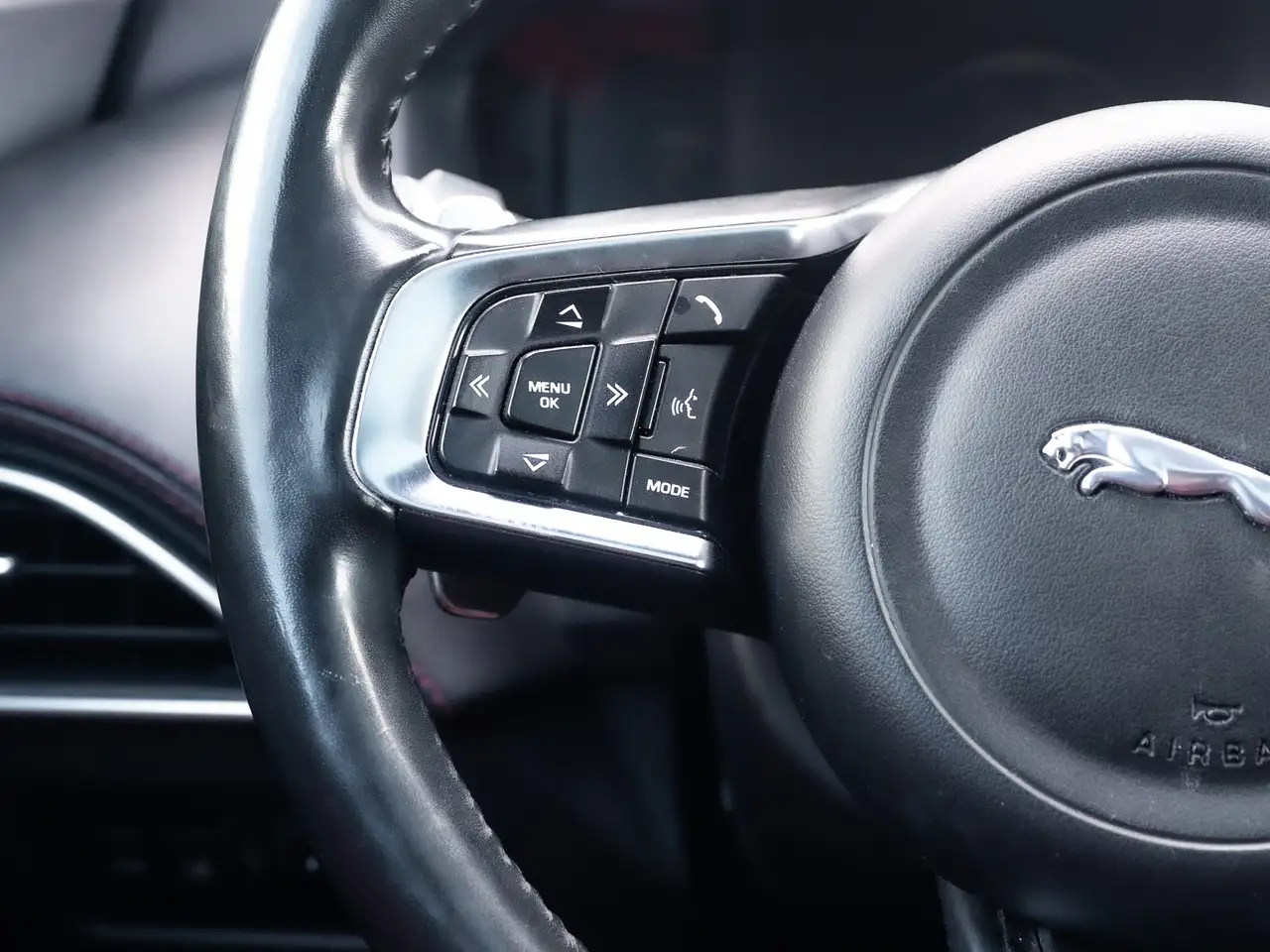 Jaguar XE снимка Jaguar XE