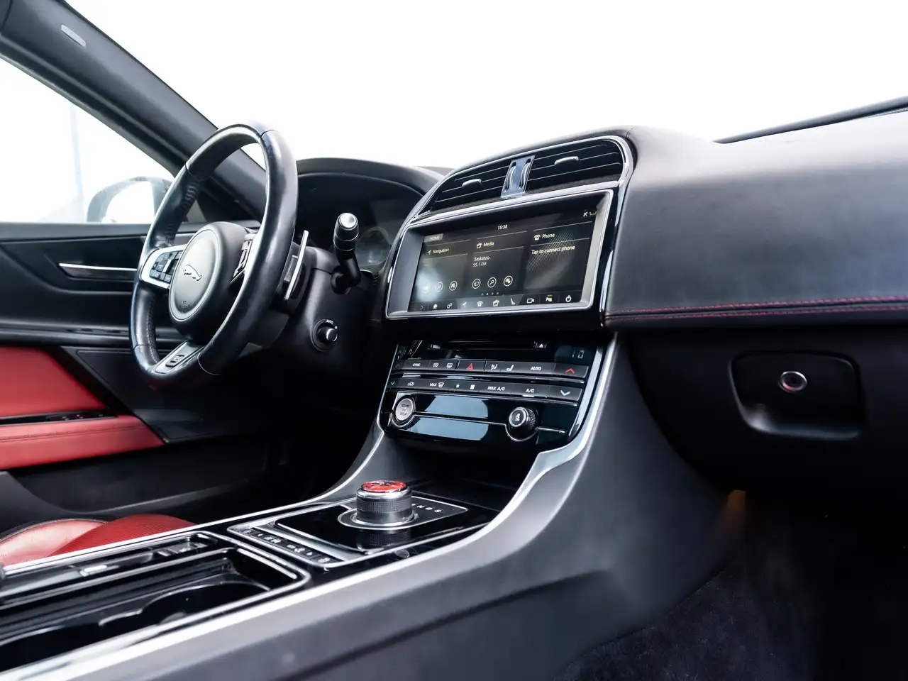 Jaguar XE снимка Jaguar XE