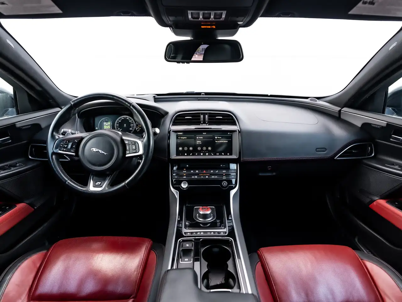 Jaguar XE снимка Jaguar XE