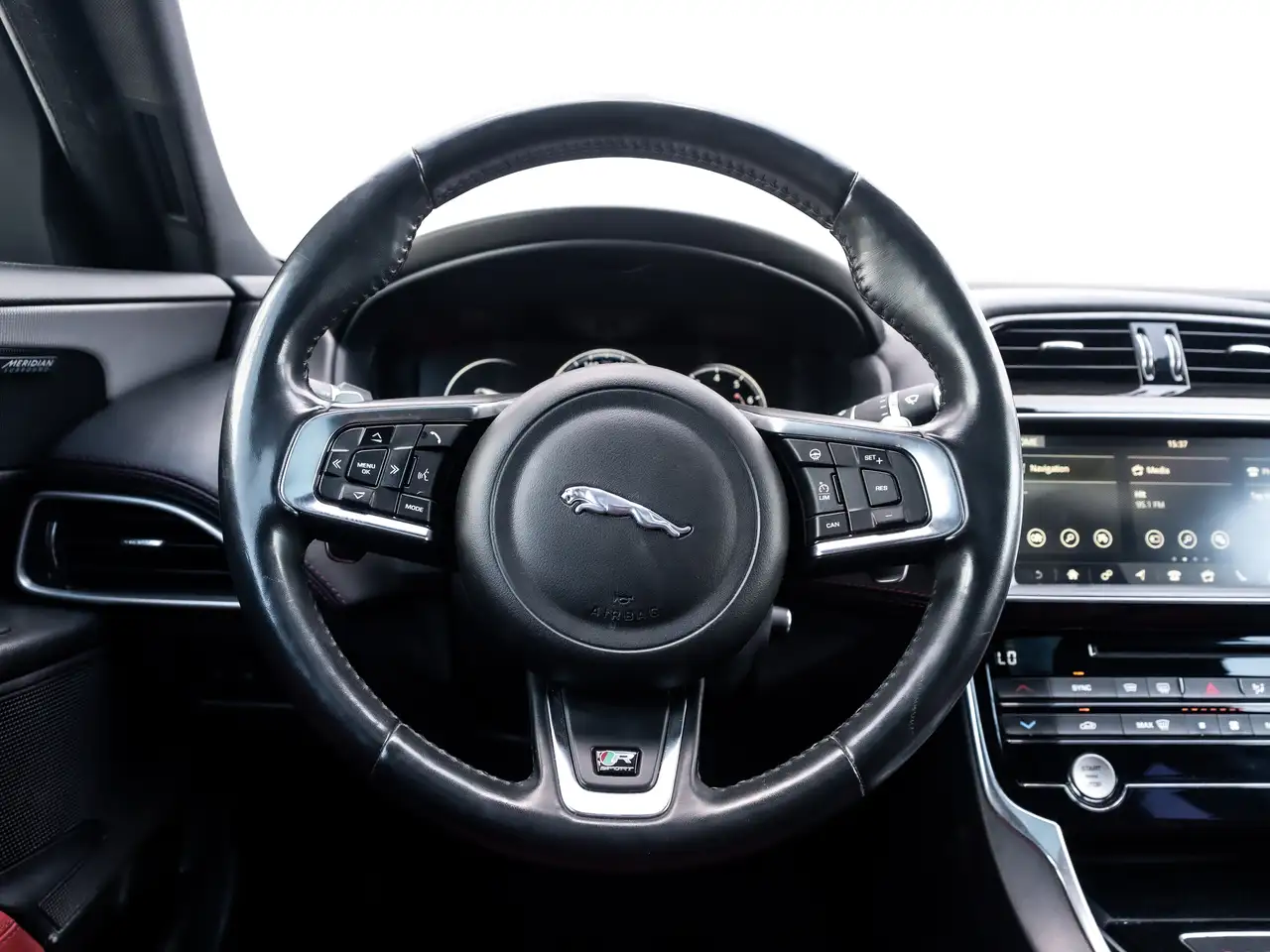 Jaguar XE снимка Jaguar XE