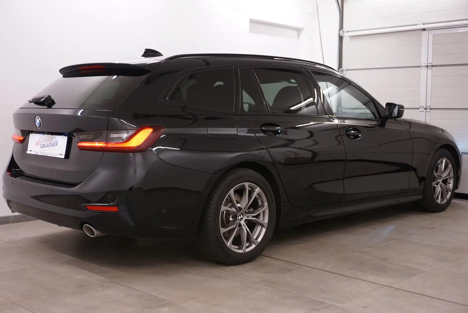 BMW 318 d Sport Line // Laser // Anhängervorr. // ACC Schwarz - 2