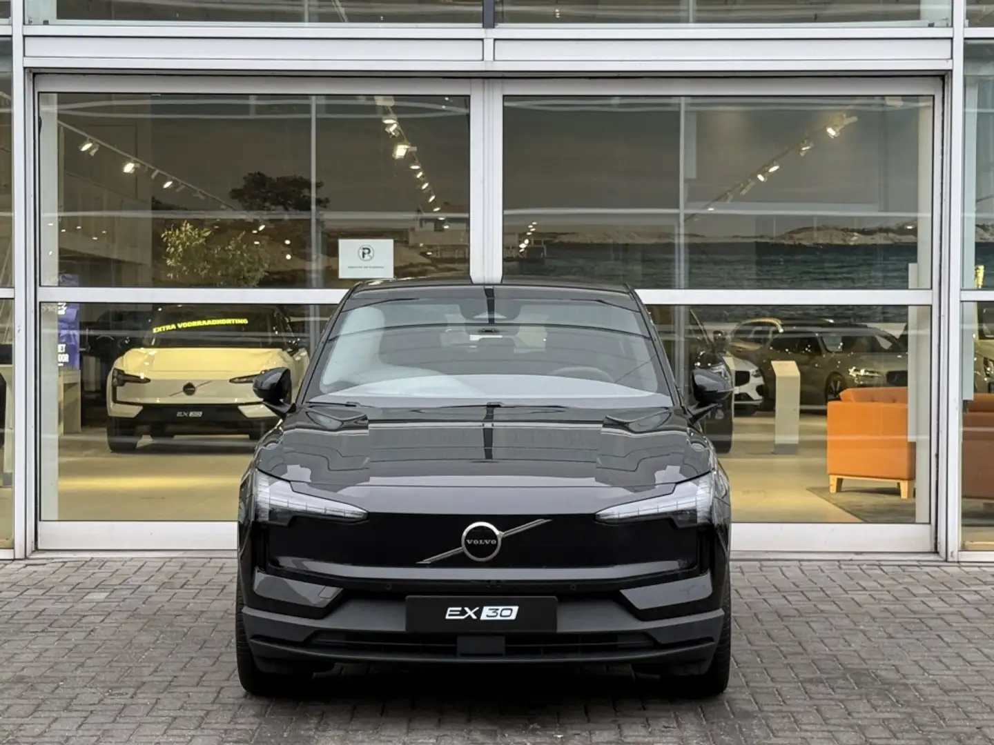 Volvo EX30 Nieuwprijs € 47.071 | Extended Range Plus 20" inch Noir - 2