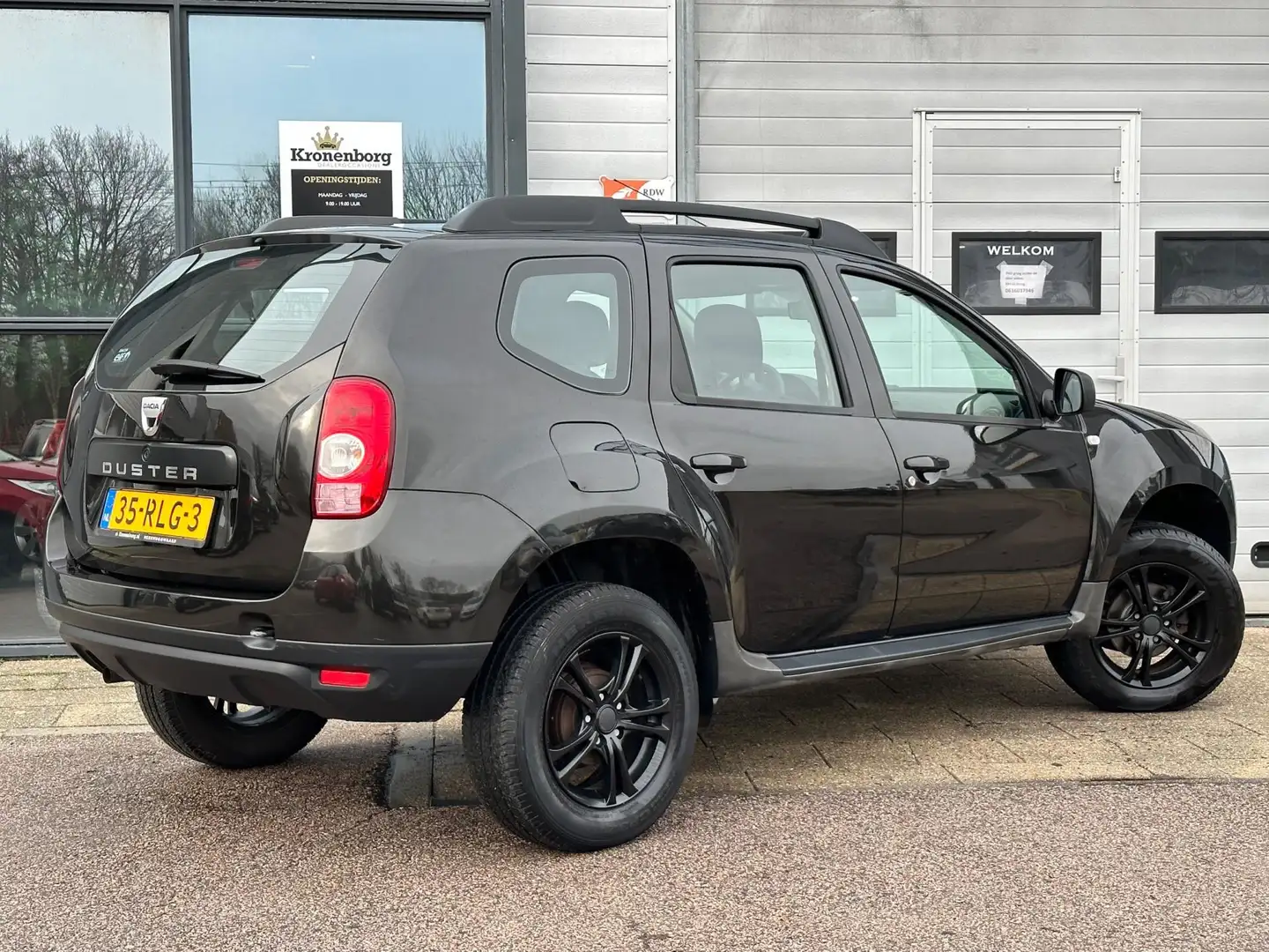 Dacia Duster 1.6 Lauréate 2wd, NAP, AIRCO, APK Zwart - 2