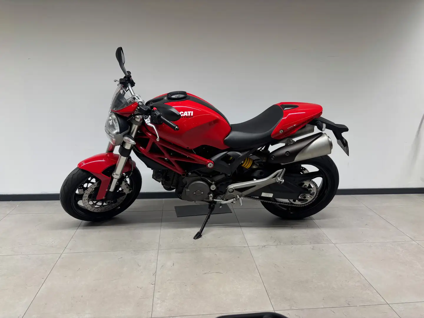 Ducati Monster 696 Rouge - 2