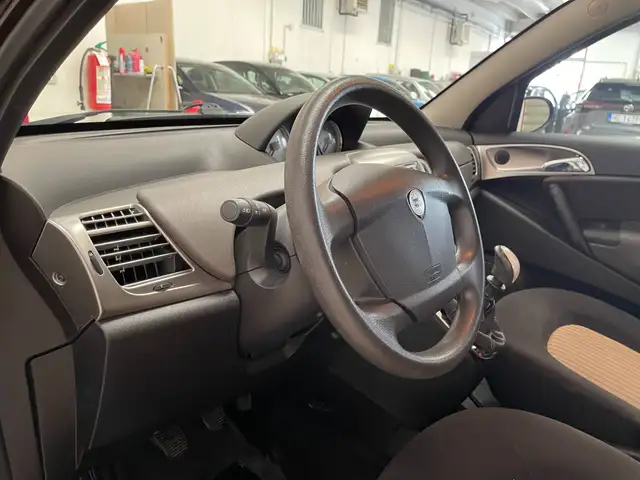 Lancia Ypsilon view 8