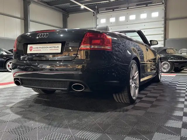Audi RS4 view 4