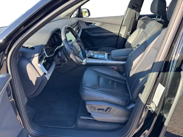 Audi Q7 view 4