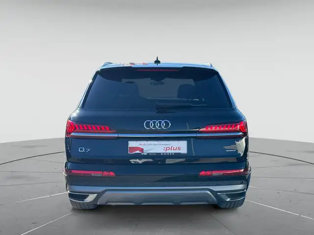 Audi Q7 view 7