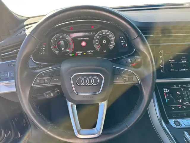 Audi Q7 view 13
