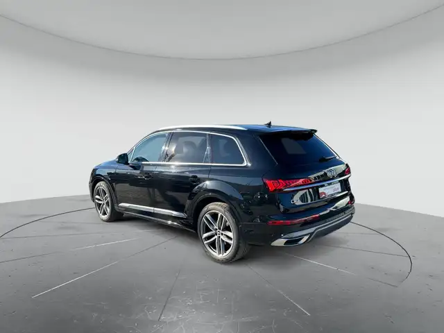 Audi Q7 view 3