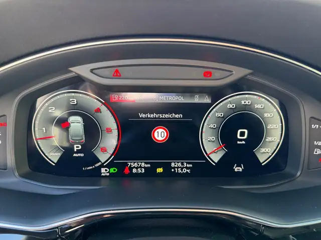 Audi Q7 view 9