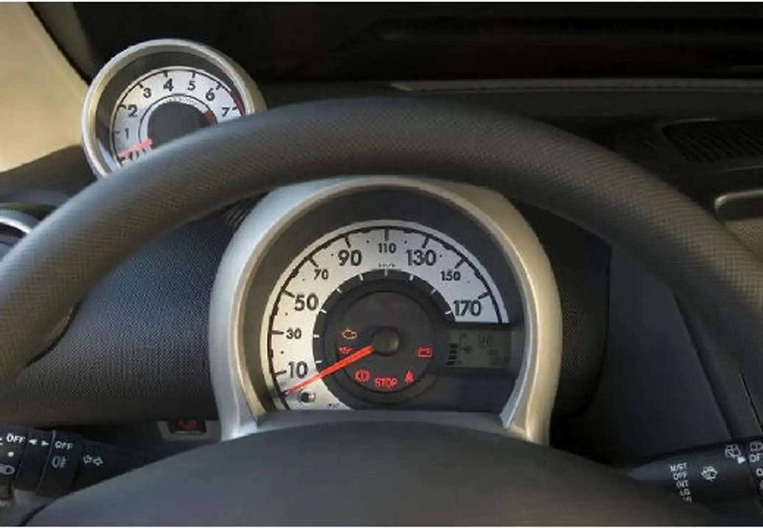 Peugeot 107 1.0i Urban Move 2 Tronic Argent - 1