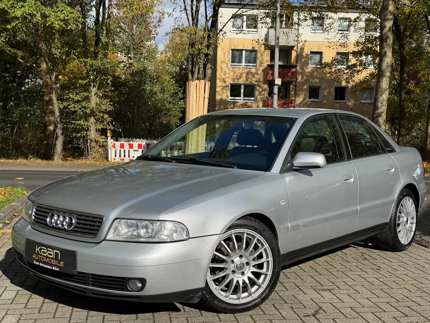 Audi A4 1.8/AUTOMATIK/ALLWETTER/KLIMA/RADIO/PDC Silber - 2