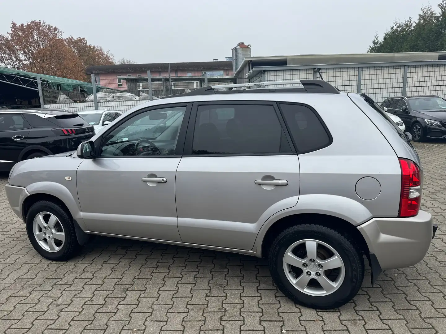 Hyundai TUCSON 2.0 GLS (2WD) *SHZ *TÜV Gris - 2