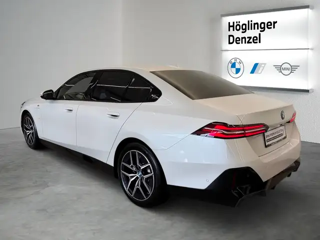 BMW 5 Series view 10
