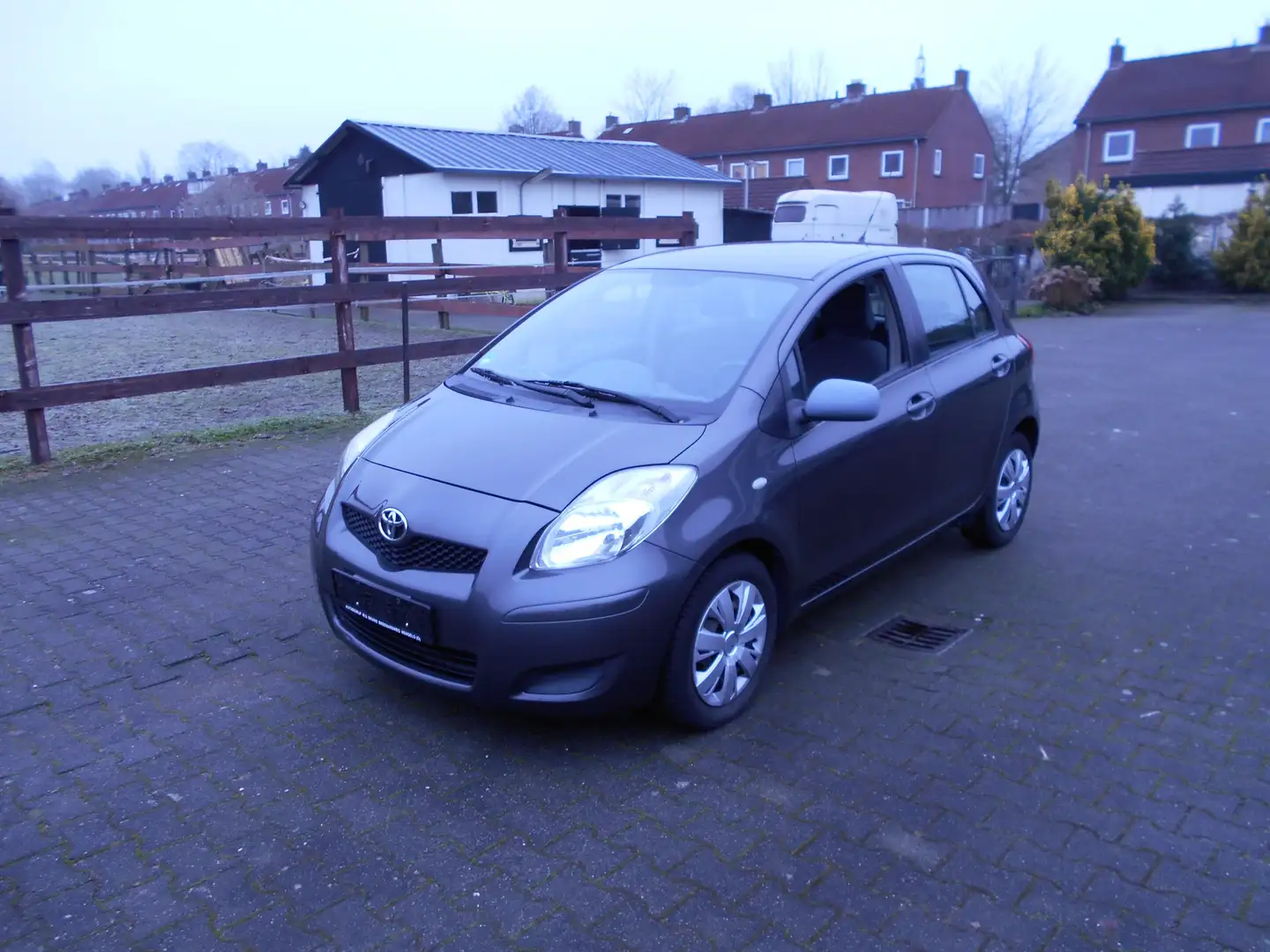 Toyota Yaris 1.3 VVTi Comfort Gris - 1
