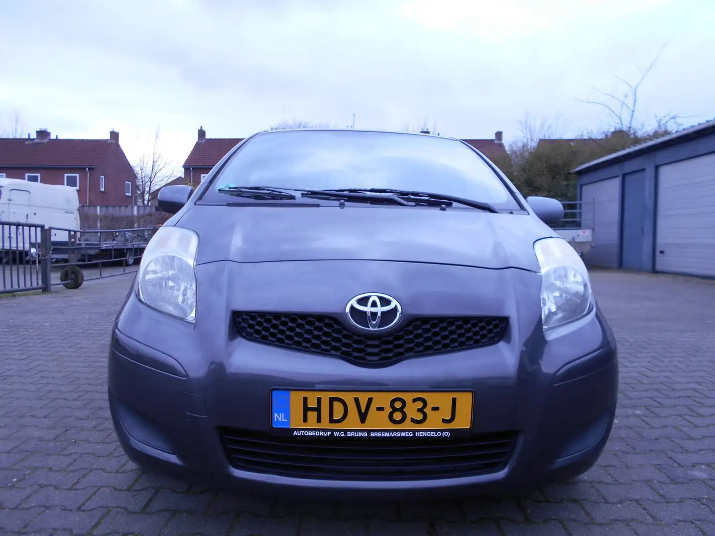 Toyota Yaris 1.3 VVTi Comfort Gris - 2