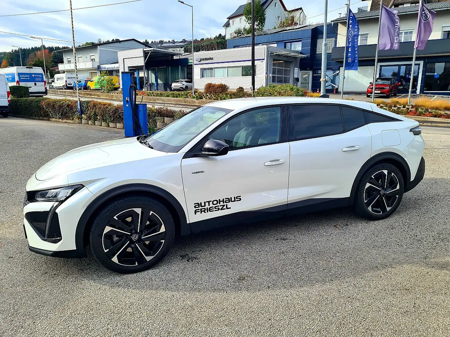 Peugeot 408 PHEV 180 e-EAT8 Allure Pack, ACC, Navi, LED, RFK Weiß - 2