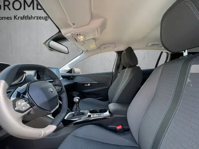 Peugeot 208 view 9