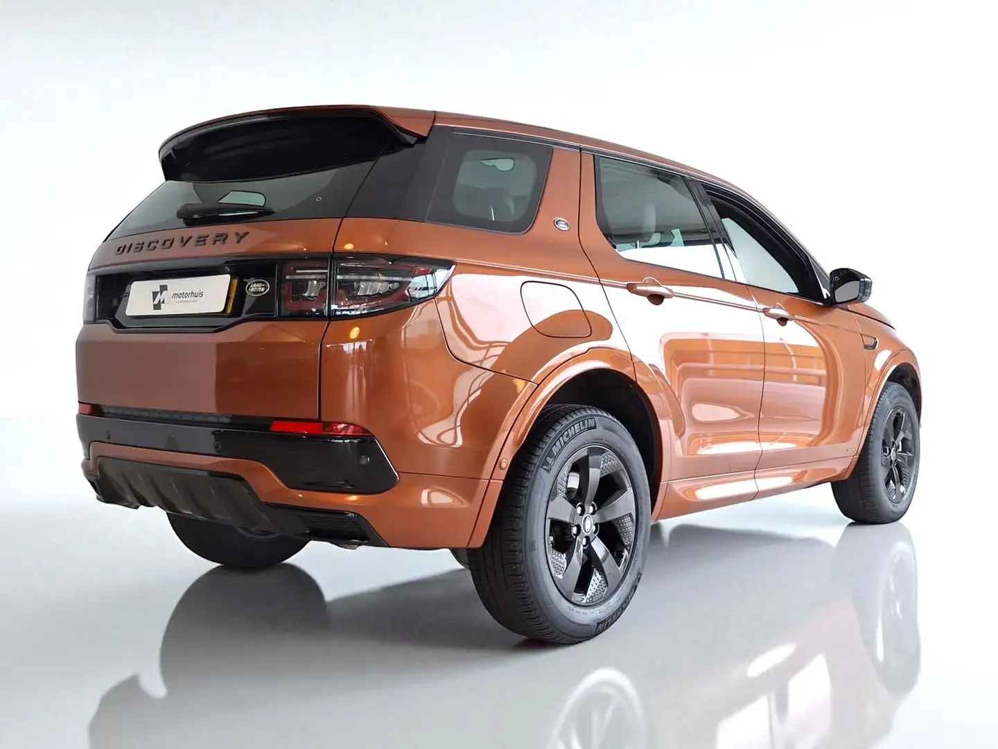 Land Rover Discovery Sport P200 200pk AWD AUT 7p. R-Dynamic S Oranje - 2