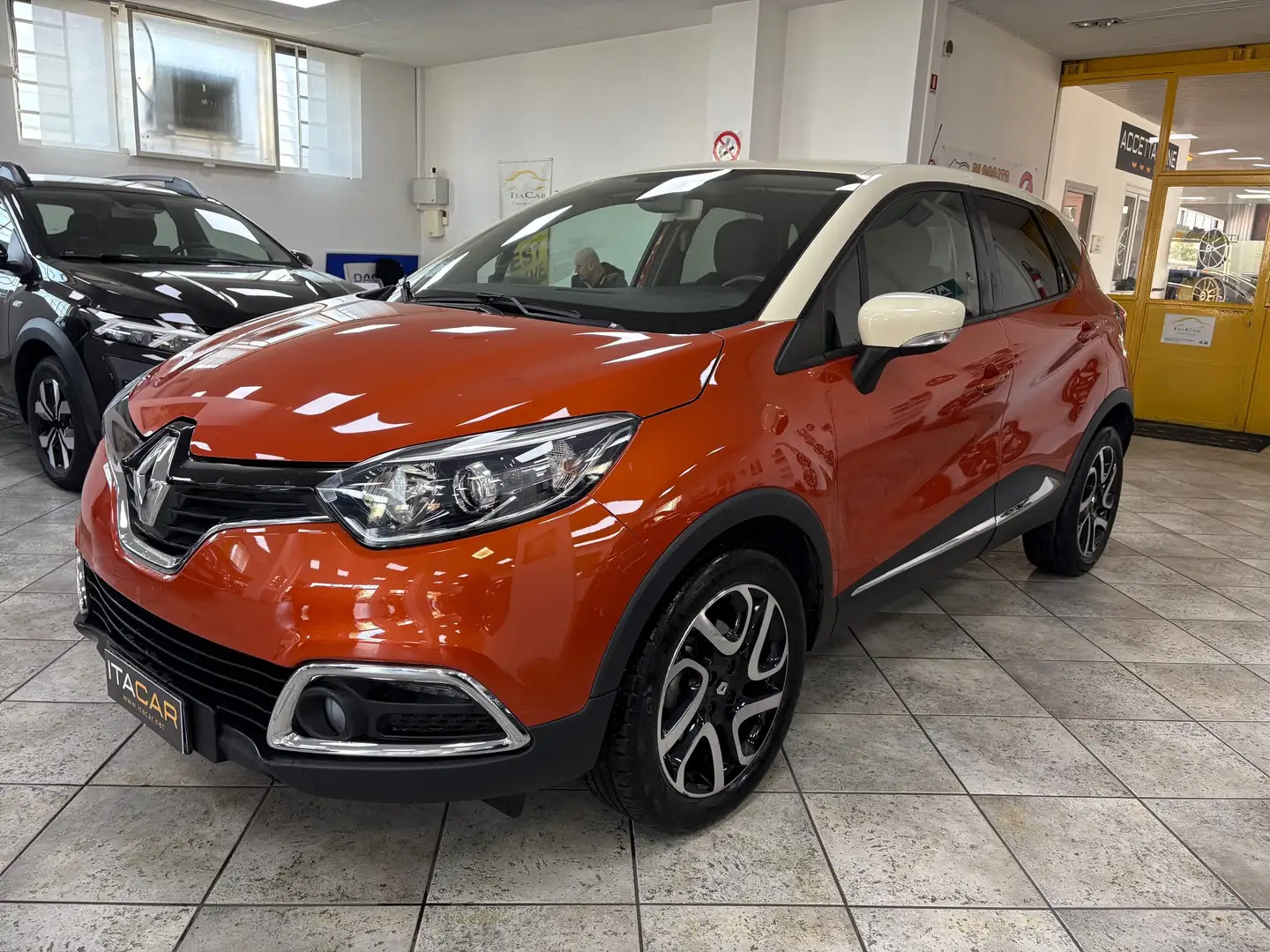 Renault Captur 1.2 tce Hypnotic (magnetik) 120cv edc Orange - 1