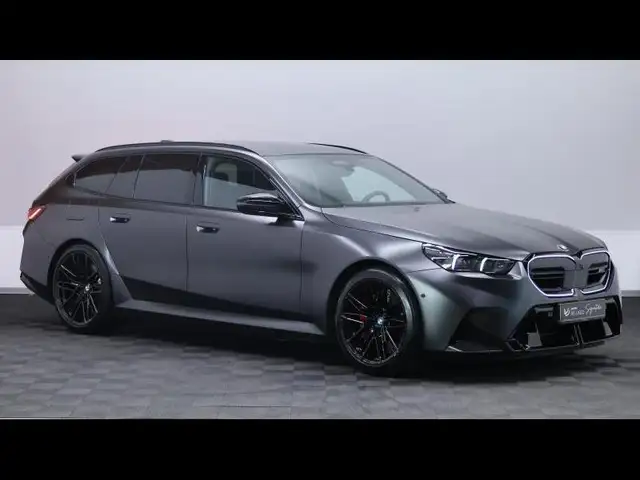 BMW M5 view 3