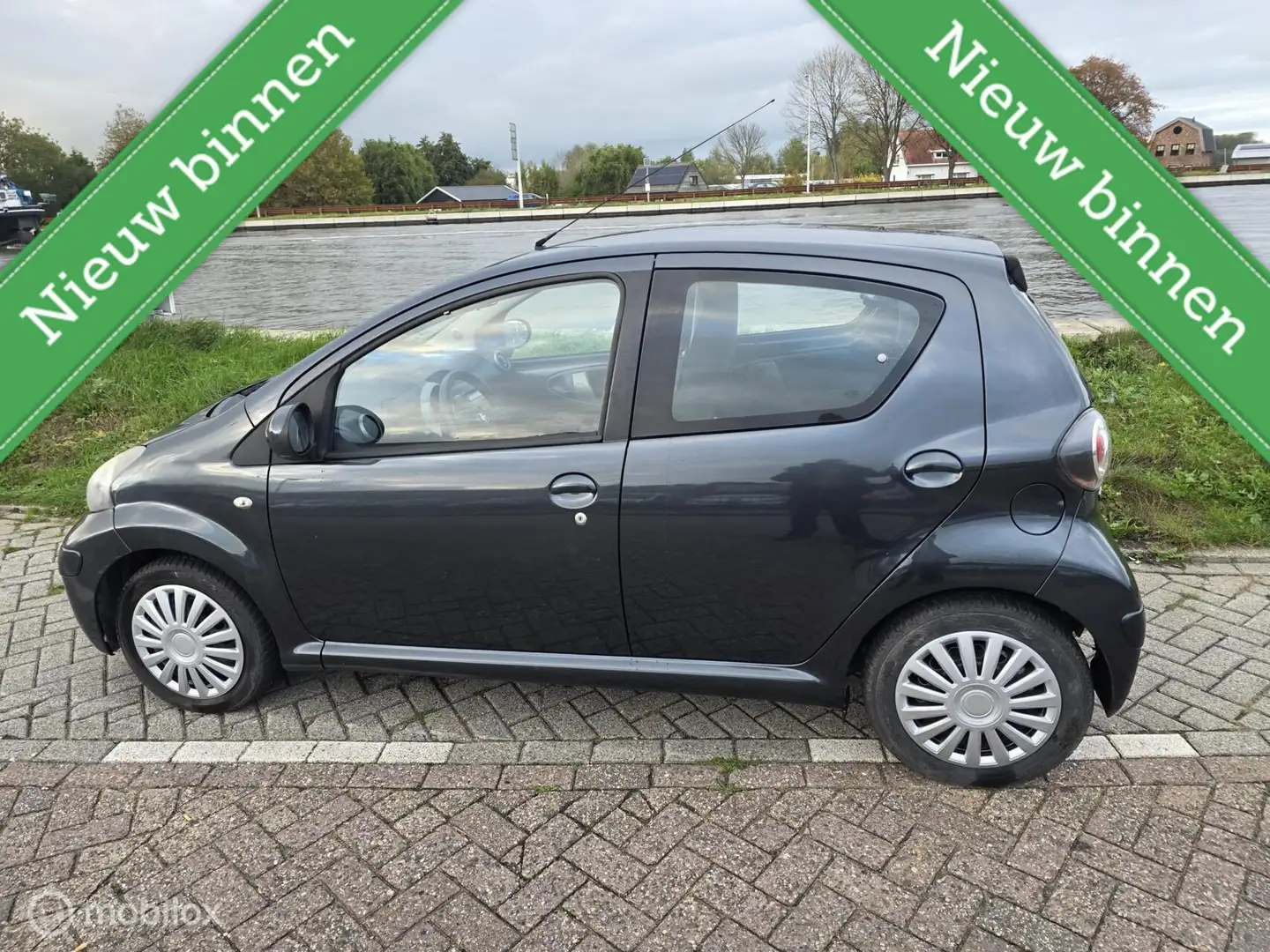 Toyota Aygo 1.0 -12V ComfortLine Gris - 2