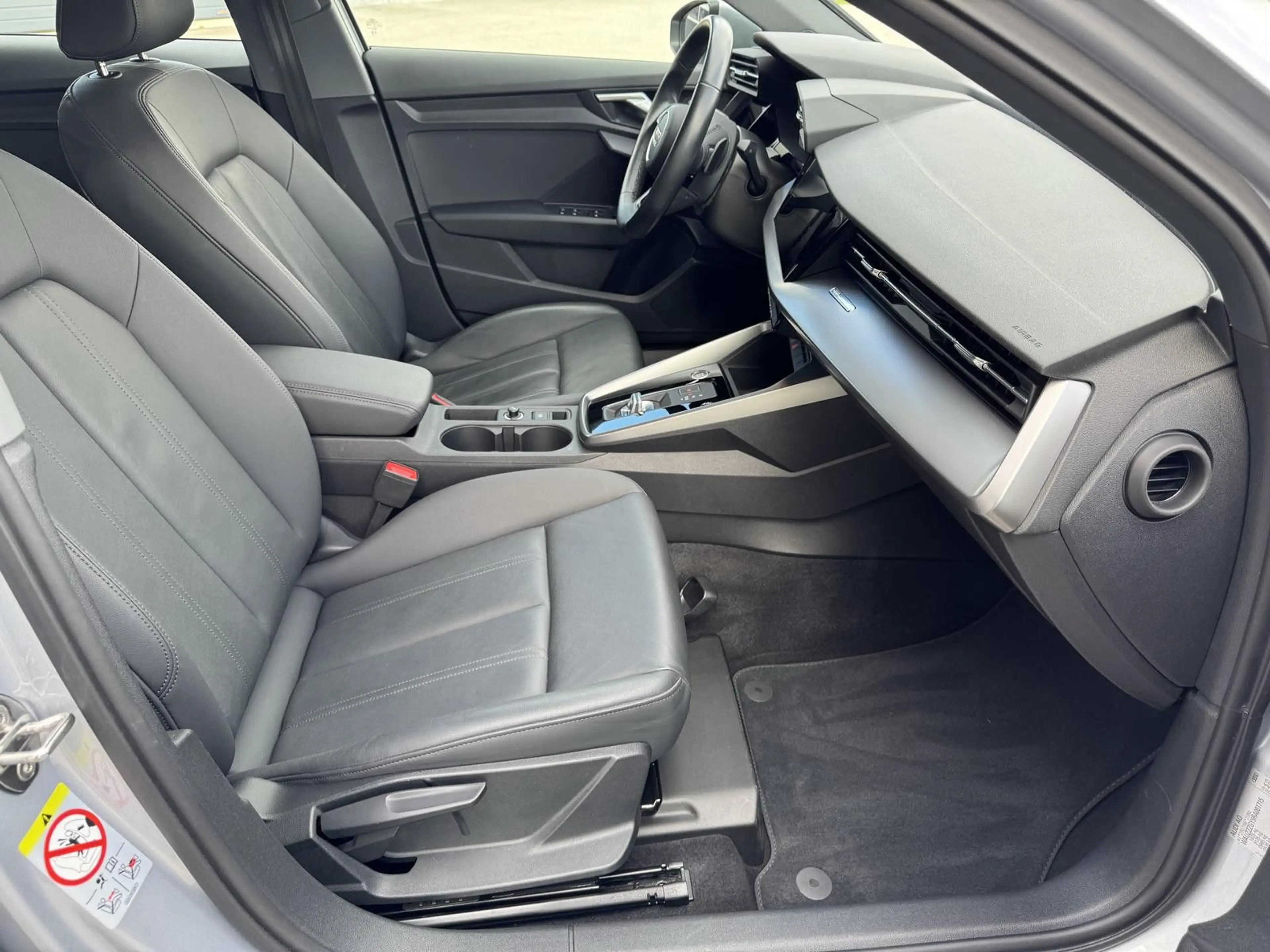 Audi A3 Sportback 30 TFSI DSG LED Standheizung Leder — photo 13