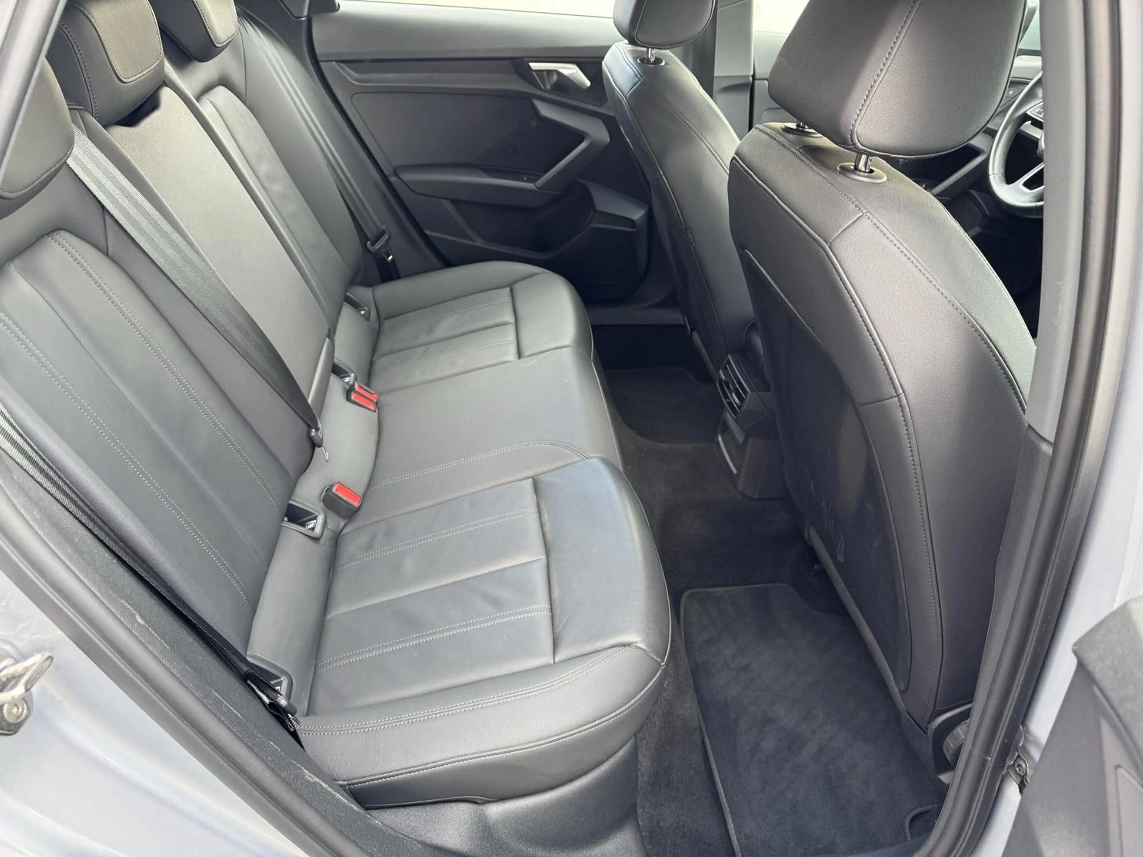 Audi A3 Sportback 30 TFSI DSG LED Standheizung Leder — photo 14