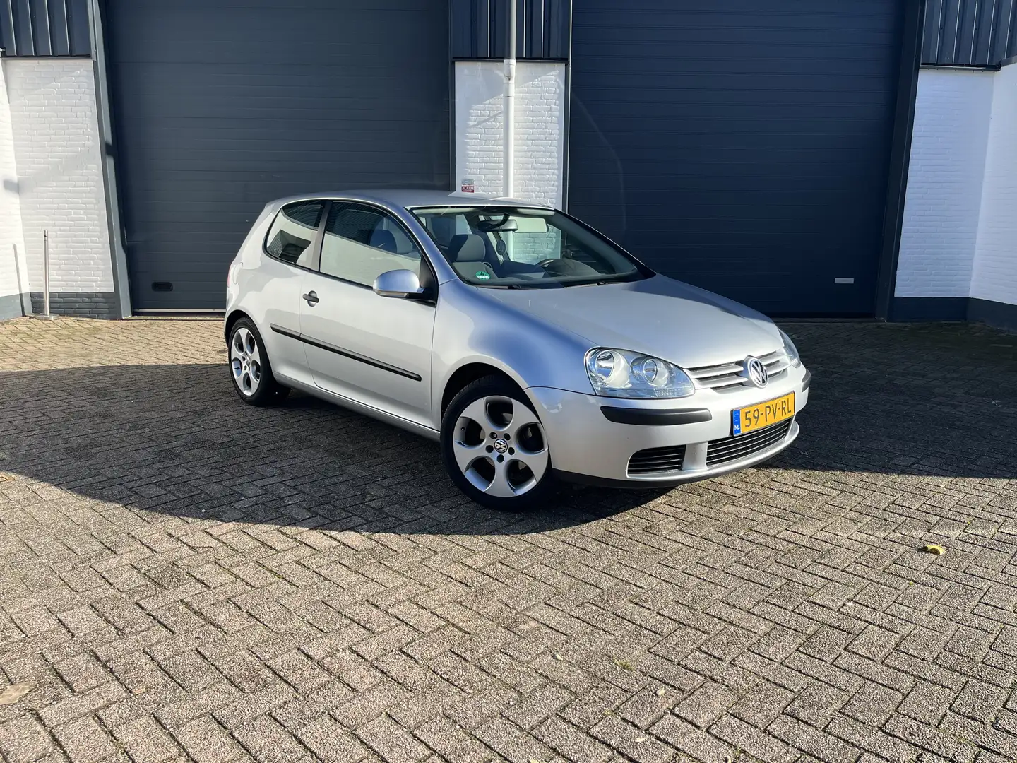 Volkswagen Golf 1.6 Trendline 3D Grijs - 1