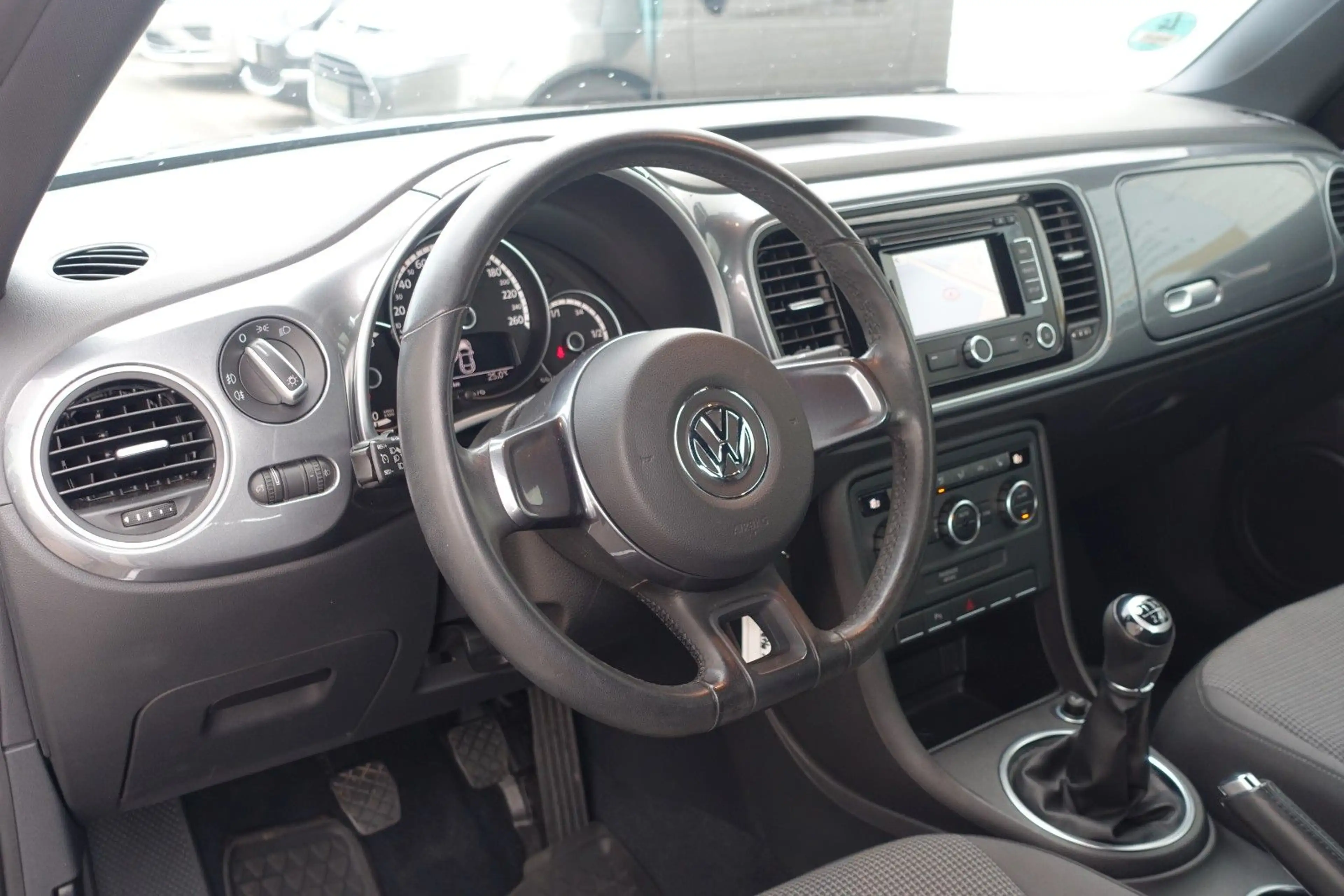 Volkswagen Beetle Lim. Design*NAVI*SHZ*PDC*TEMPOMAT*79.334K — photo 10