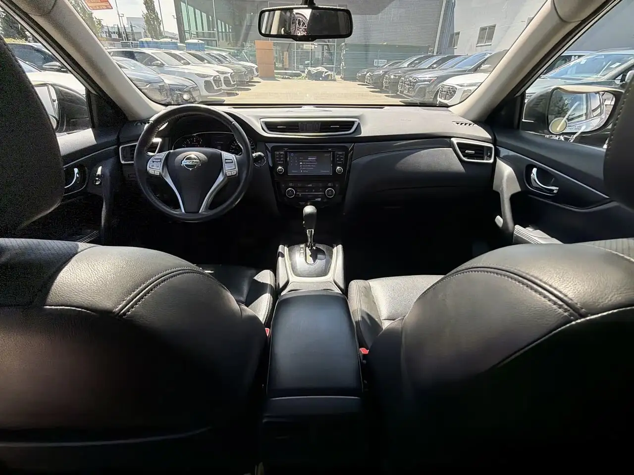 Nissan Rogue снимка Nissan Rogue