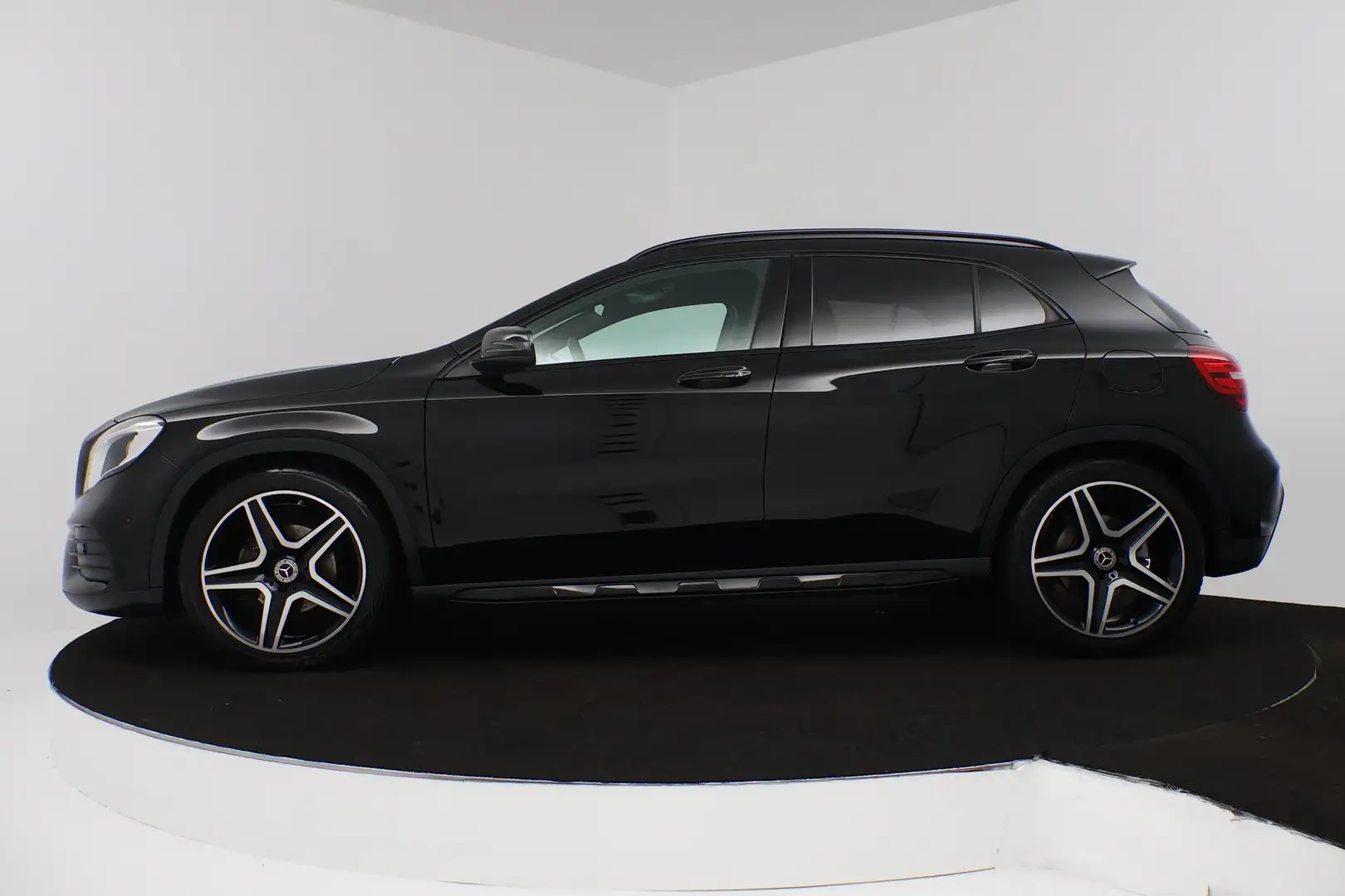 Mercedes-Benz GLA 200 Premium Plus (NAVIGATIE, STOELVERWARMING, CAMERA, Noir - 2