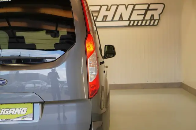 Ford Grand Tourneo Connect view 6