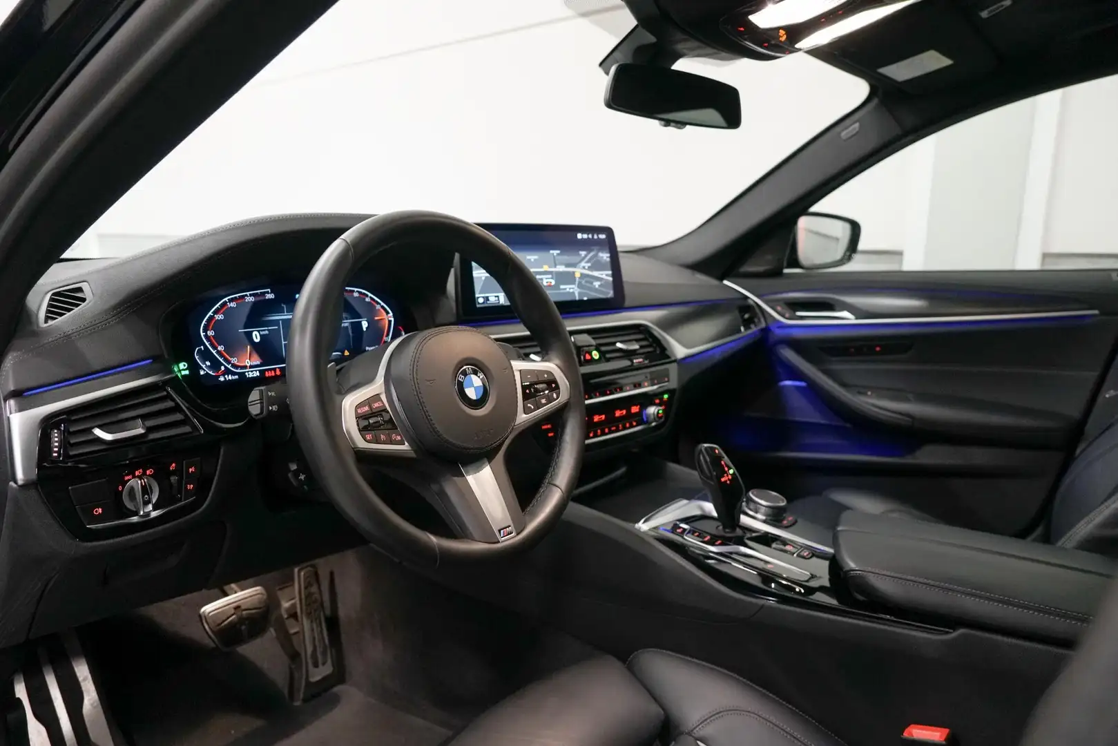 BMW 520 5-serie Touring 520i M-Sport | Panoramadak | Head Zwart - 2