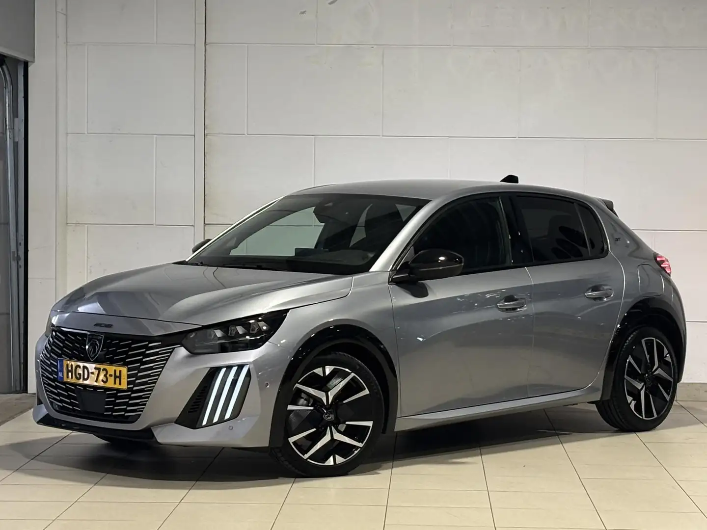 Peugeot 208 GT 1.2 Turbo 100pk | DRAADLOOS APPLE CARPLAY / AND Grijs - 2
